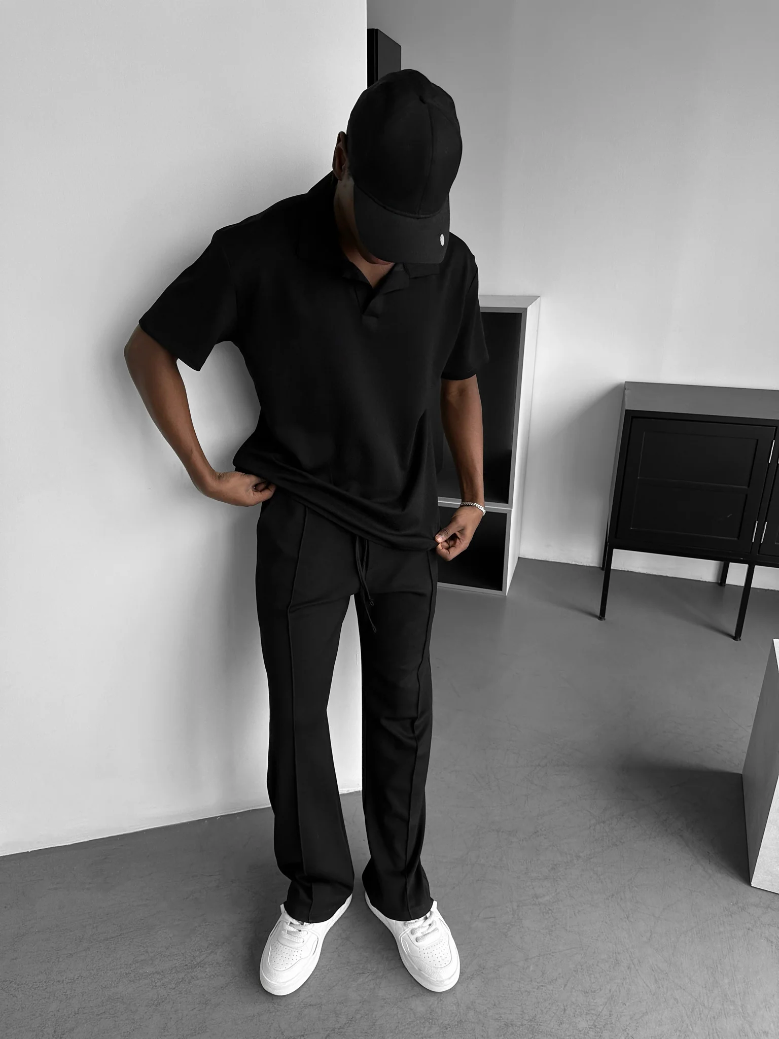 Loose Fit Basic Pleated Trousers - Black - Image 3