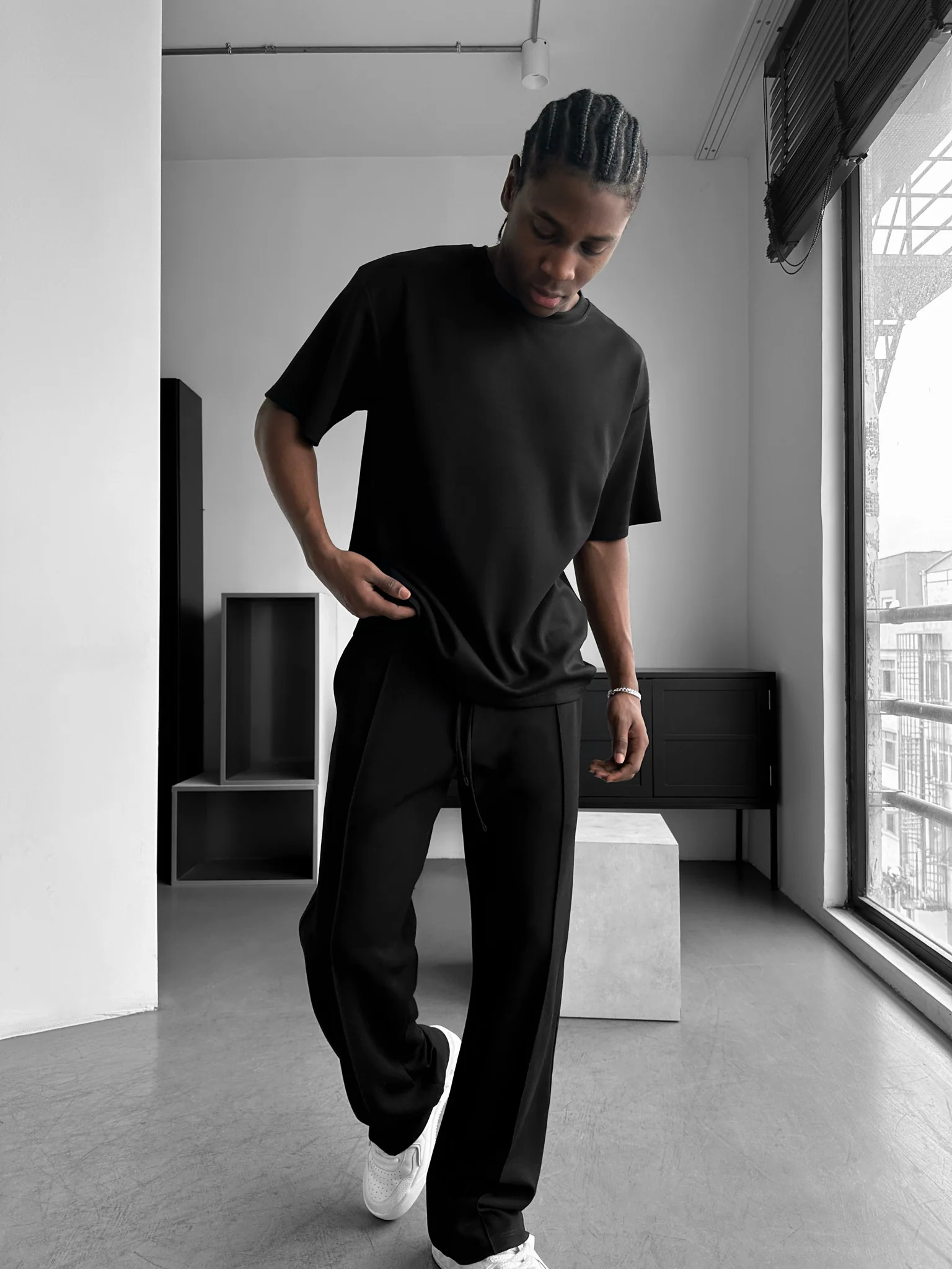 Loose Fit Basic Pleated Trousers - Black - Image 4