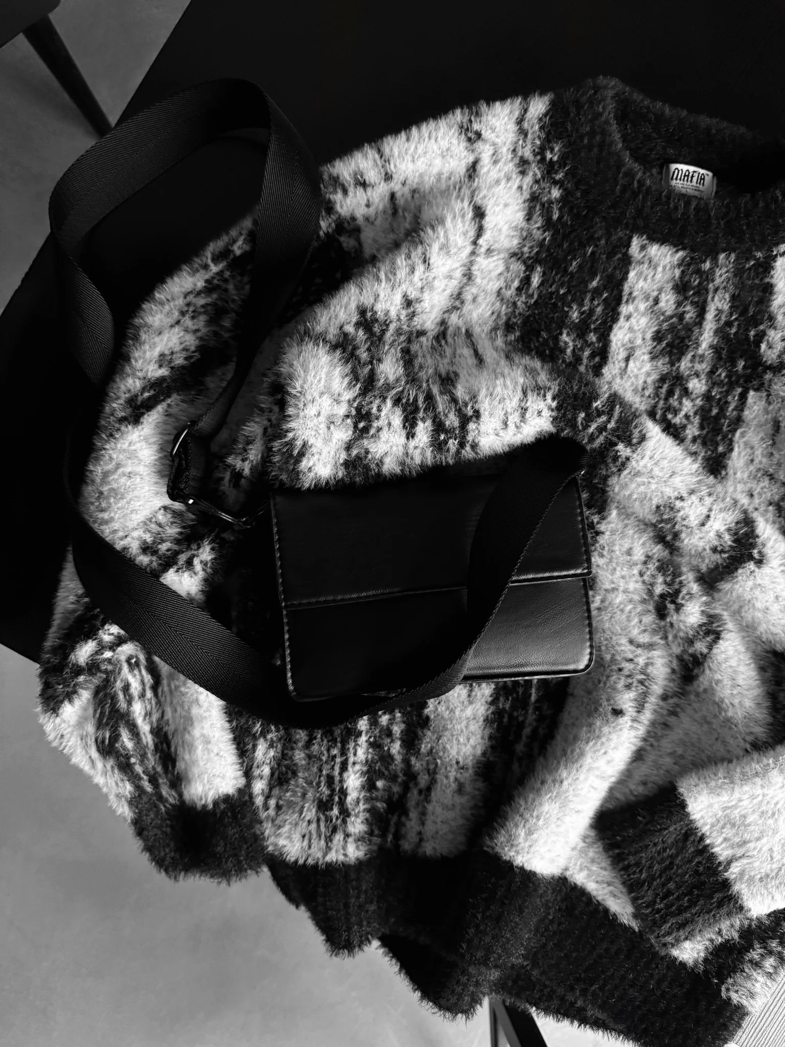 Oversize Brushstroke Effect Knit Pullover - Black - Image 2