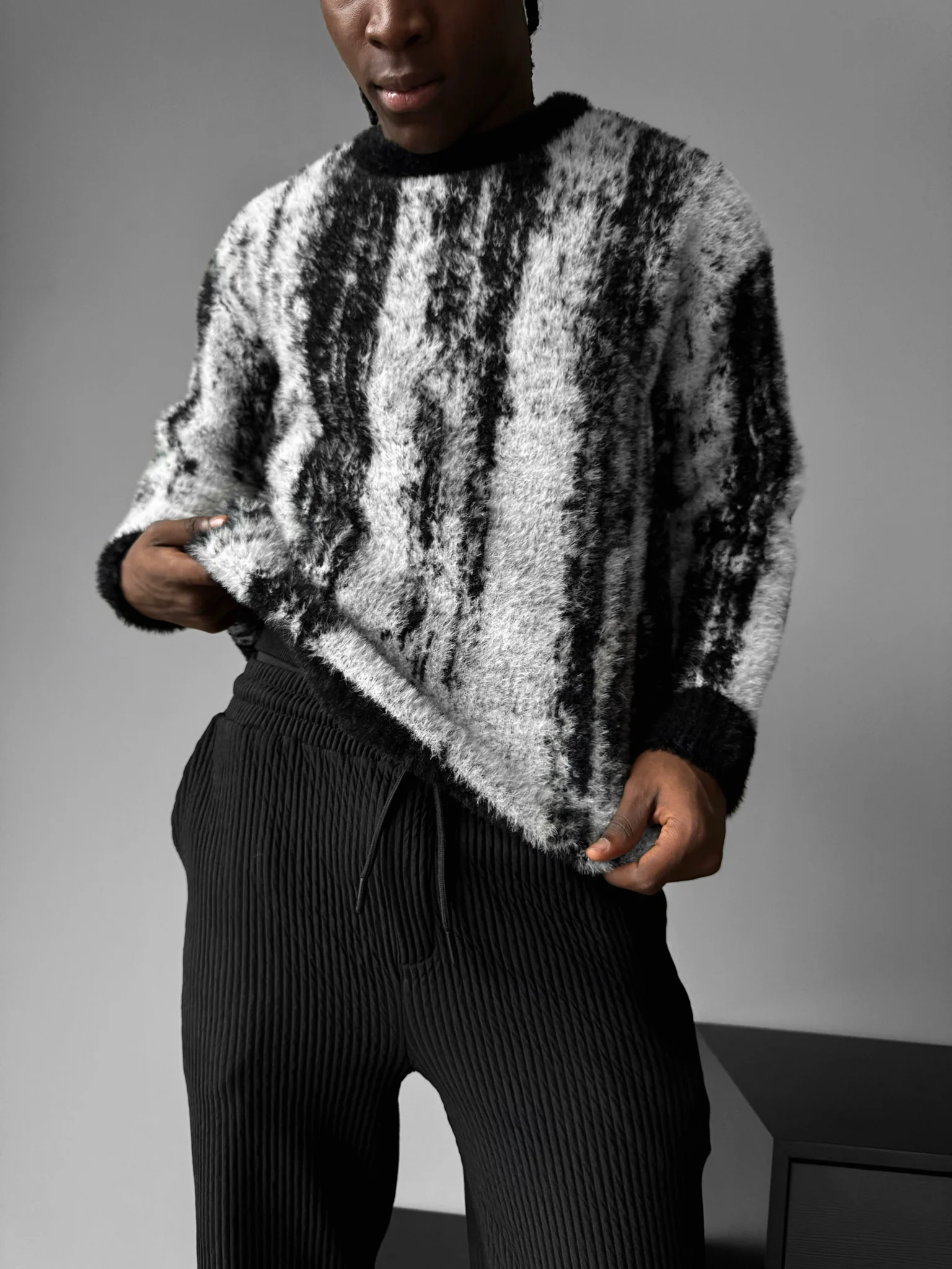 Oversize Brushstroke Effect Knit Pullover - Black - Image 3