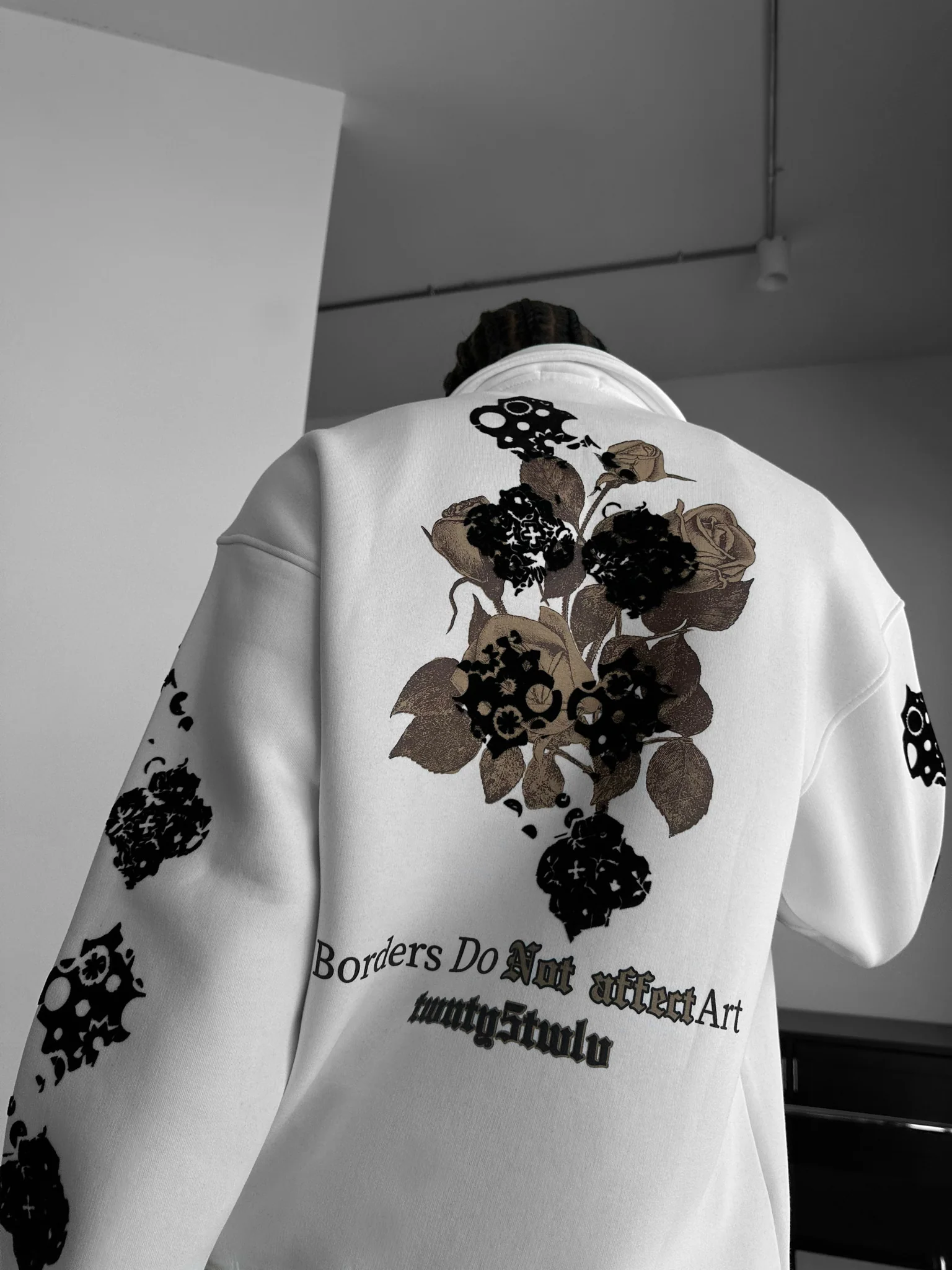 Oversize Half-Zip Graphic Sweatshirt - Ecru
