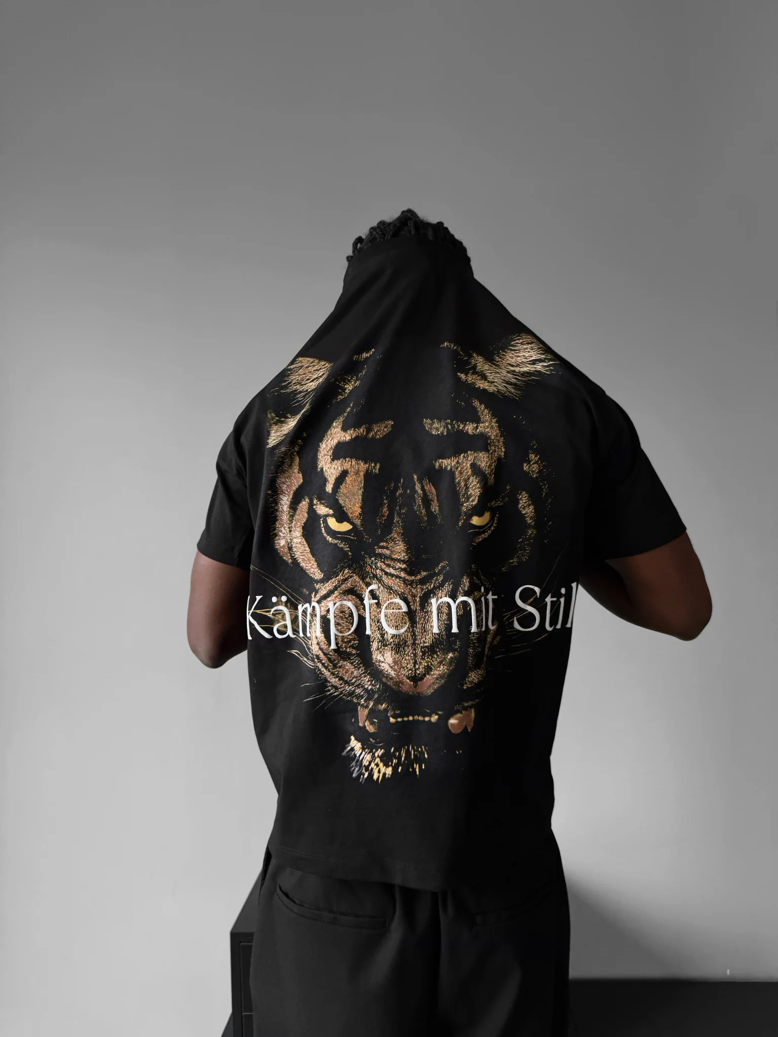 Oversize "Kämpfe mit Stil" T-Shirt - Black - Image 3