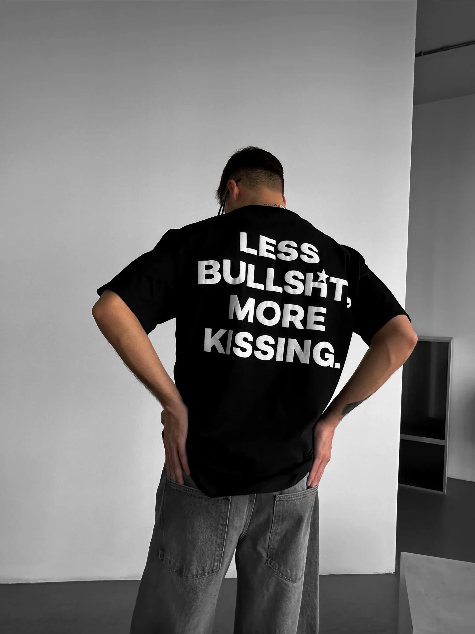 Oversize Kissing T-shirt - Black - Image 2