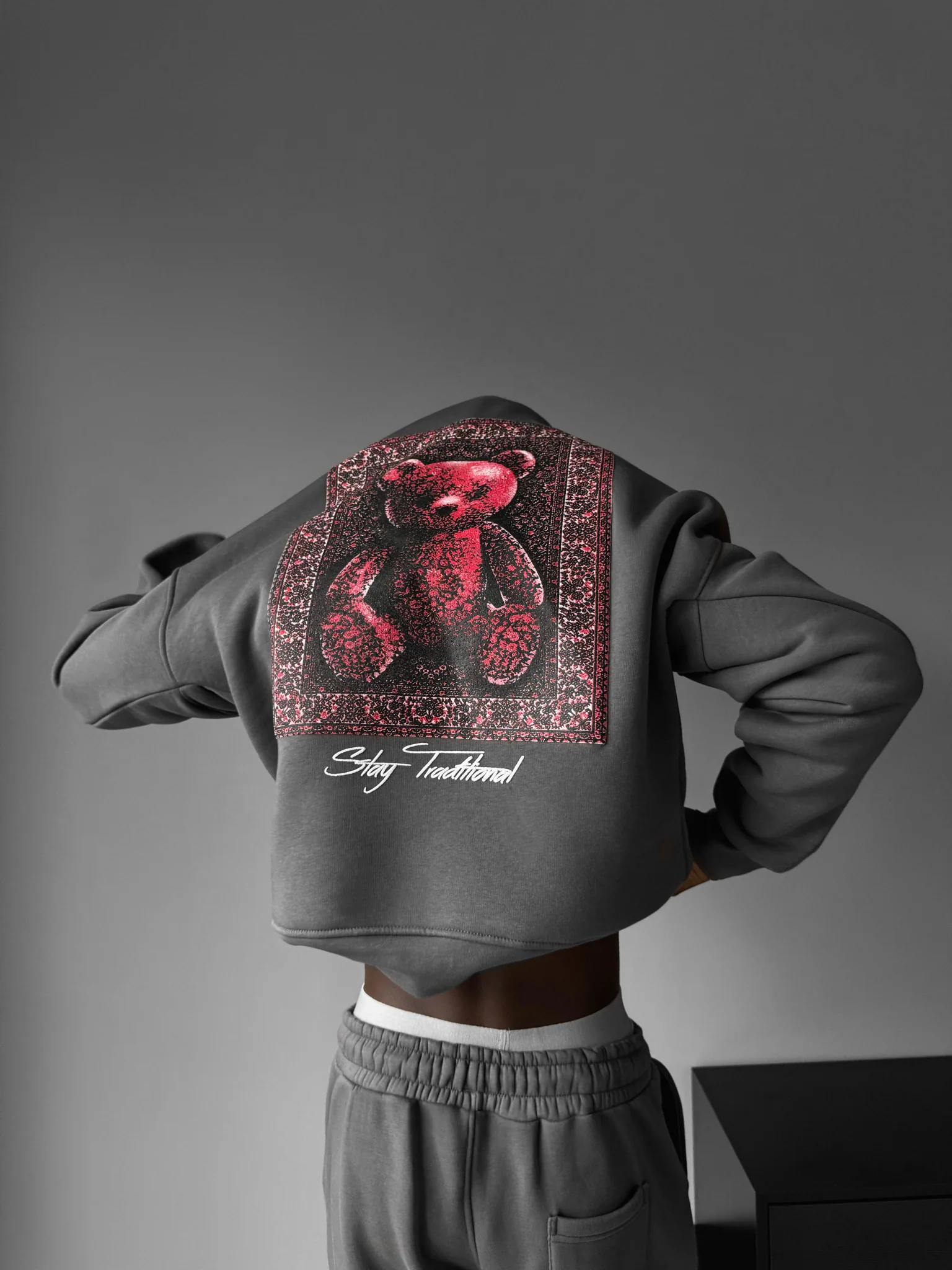 Oversize 'Stay Traditional' Hoodie - Anthracite - Image 4