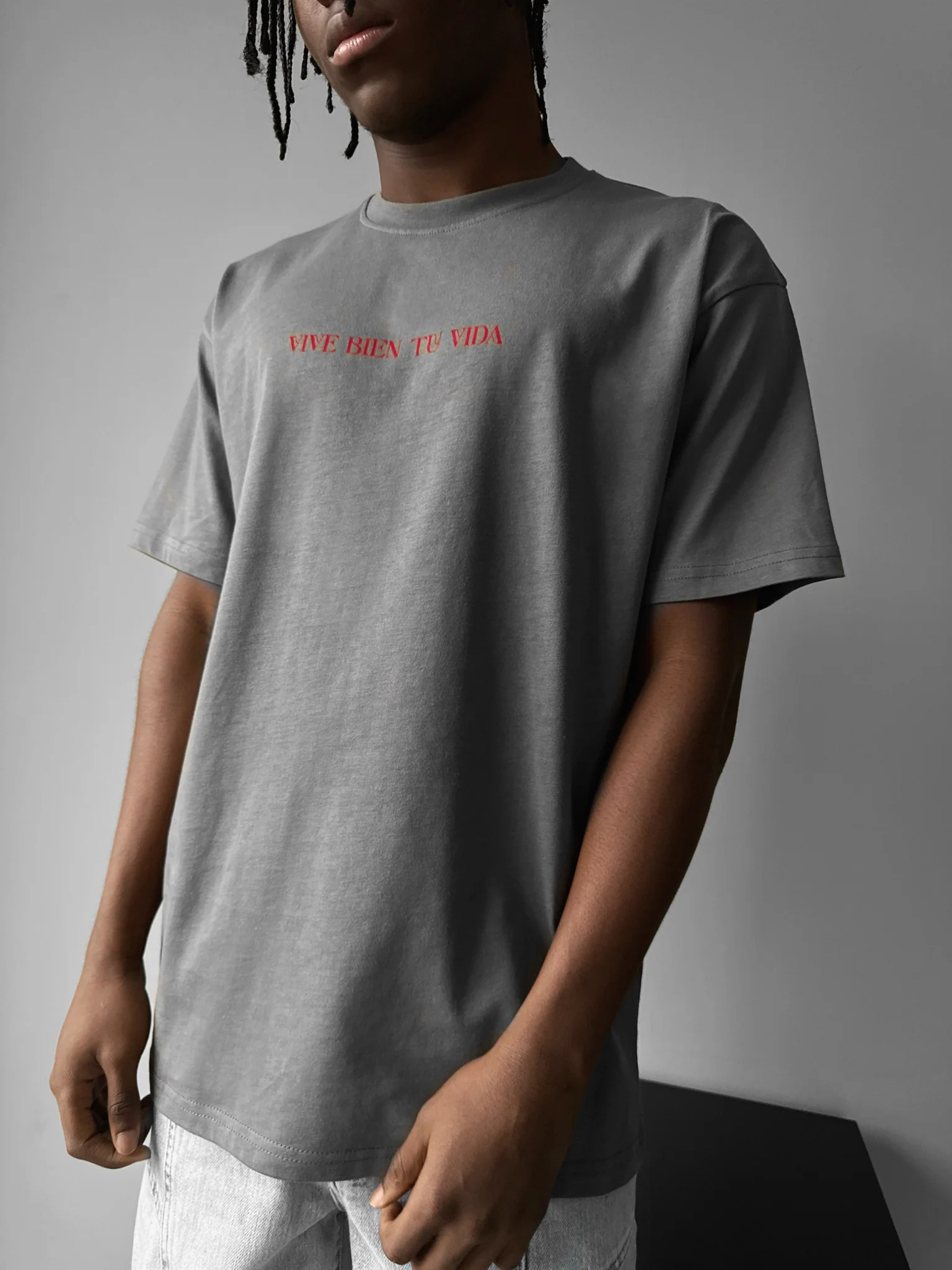 Oversize "Vive Bien Tu Vida" T-Shirt - Anthracite - Image 2
