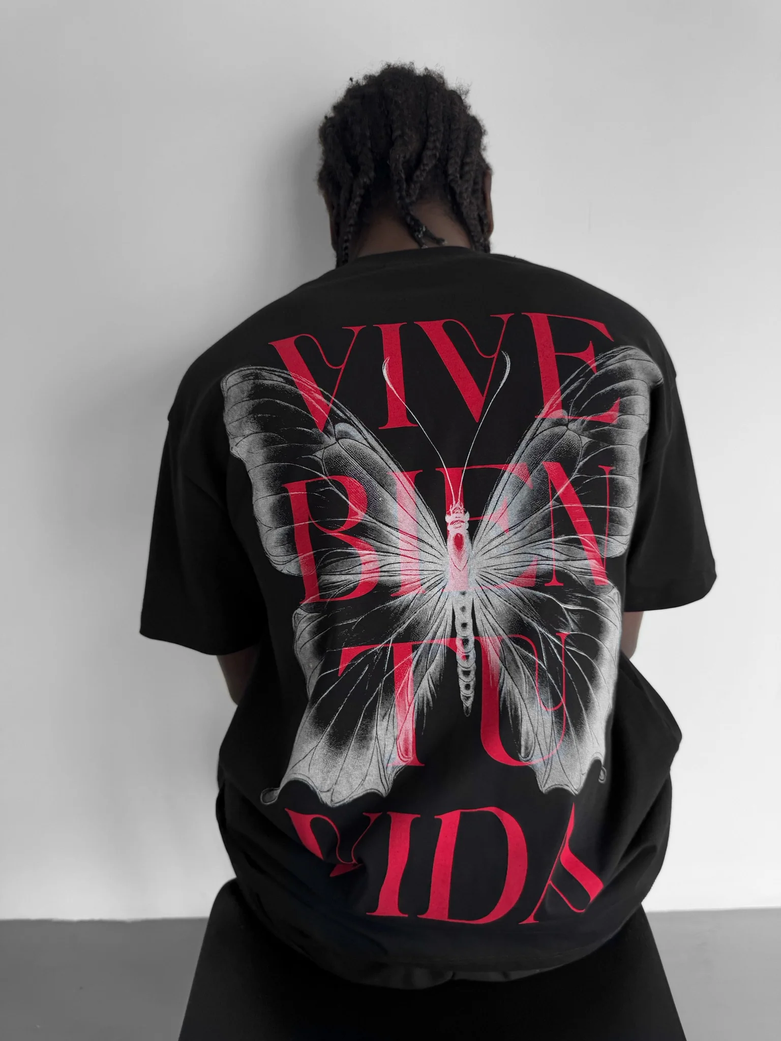 Oversize "Vive Bien Tu Vida" T-Shirt - Black and White - Image 3