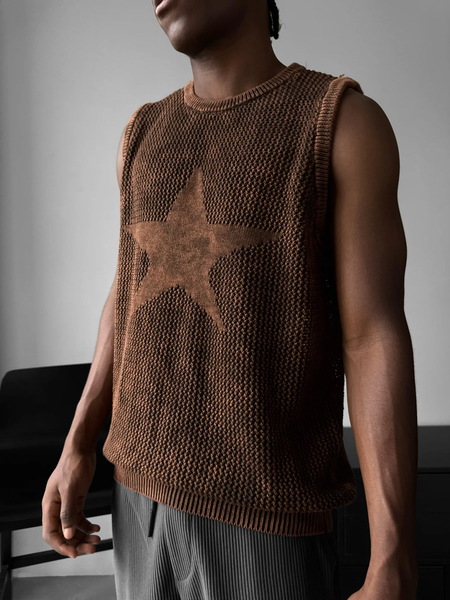 Oversize Washed Knit Star Tanktop - Brown - Image 3
