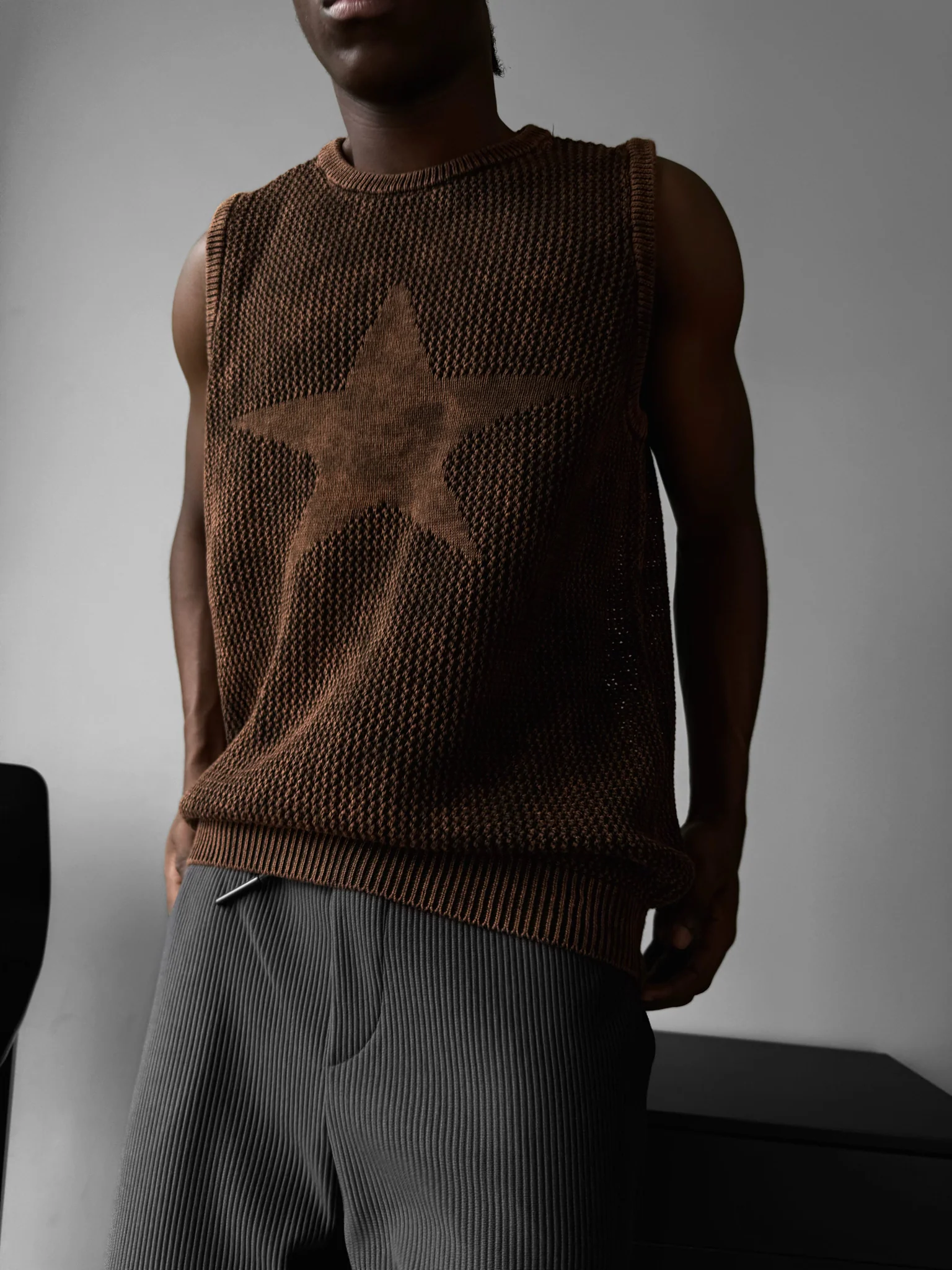 Oversize Washed Knit Star Tanktop - Brown - Image 4